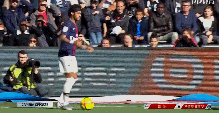 足协杯决赛——中国足坛本年度最后一场焦点战！明晚...（足协杯巅峰对决：明晚上演中国足坛年度收官之战）