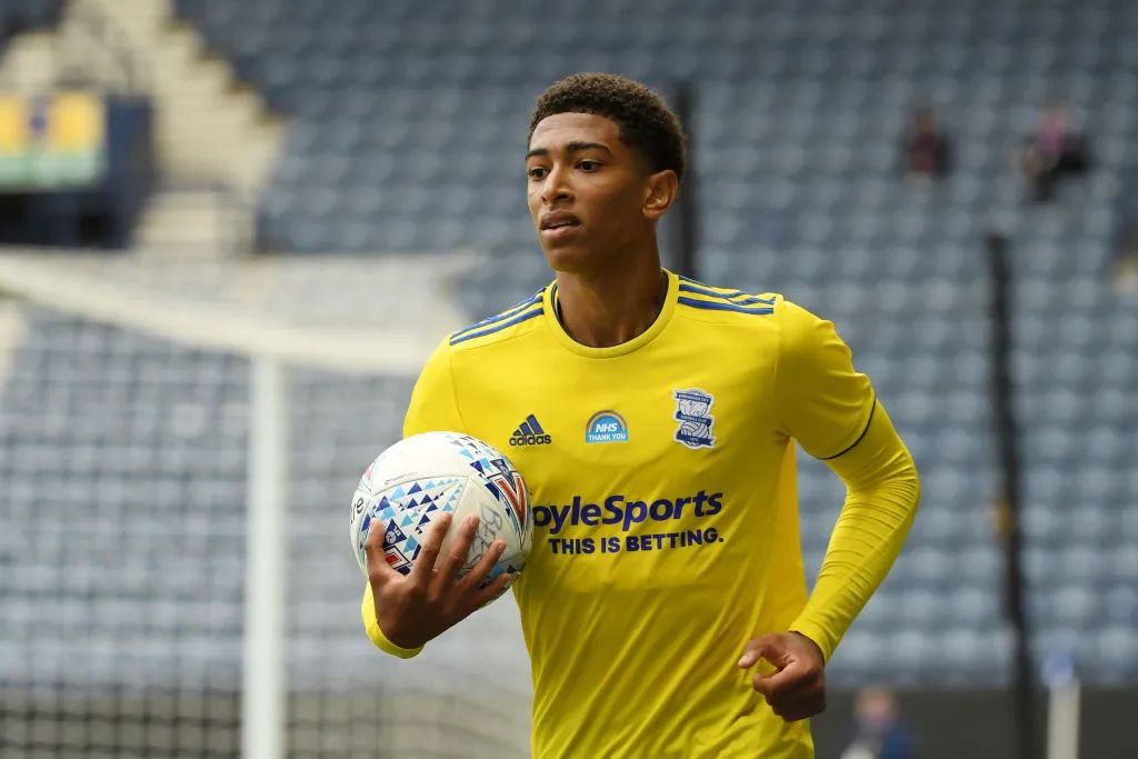 戴伟浚发文疑似告别申花，中国年轻球员的出路究竟在何方？（戴伟浚社媒发声疑与申花告别，中国年轻球员的未来路在何处？）