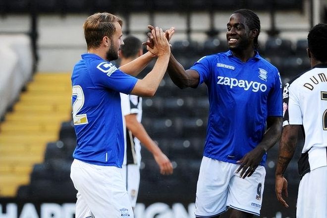 足球是朋友、梦想与人生的瞬间🔴⚫️⚽️（绿茵承载友谊与梦想，定格人生每一瞬🔴⚫️⚽️）