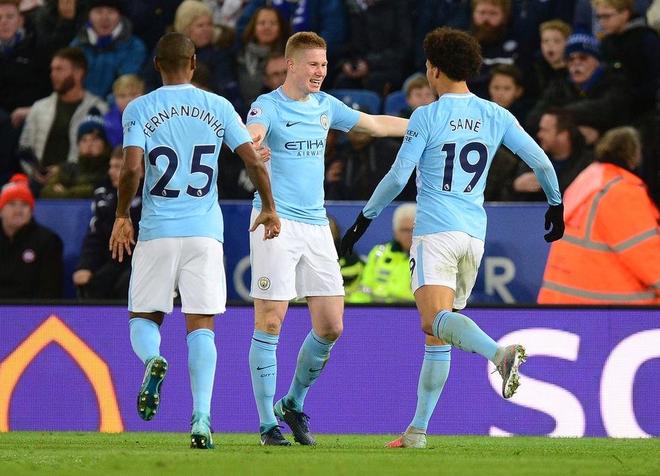 内蒙古额尔古纳初冬银装素裹，金雕翱翔雪原尽显苍穹之王风范（内蒙古额尔古纳初冬白雪皑皑，金雕纵横雪原尽显空中之王风姿）