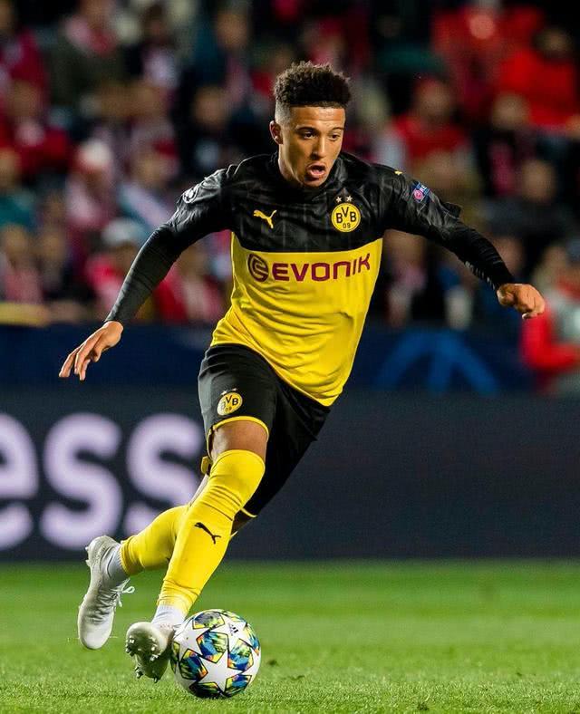 霍伊伦德梅开二度 那不勒斯击败尤文后登上意甲榜首（霍伊伦德双响 那不勒斯击退尤文登顶意甲榜首）