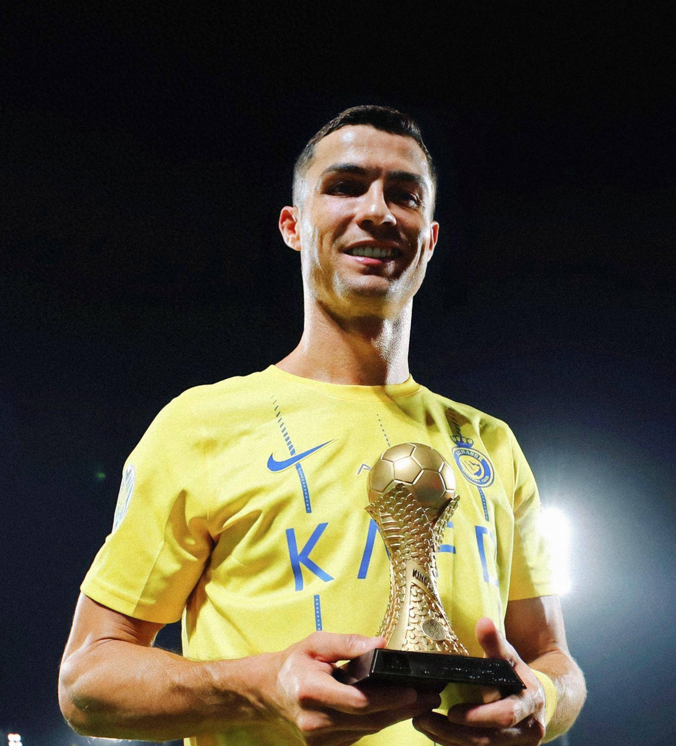 扛起老鹰进攻！亚历山大-沃克半场高效20分带队追分（亚历山大-沃克半场轰20分，领衔老鹰展开追分潮）