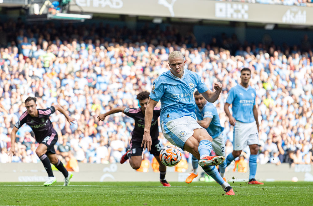 这位前锋的跑动太勤快了（这名前锋的跑动十分积极）